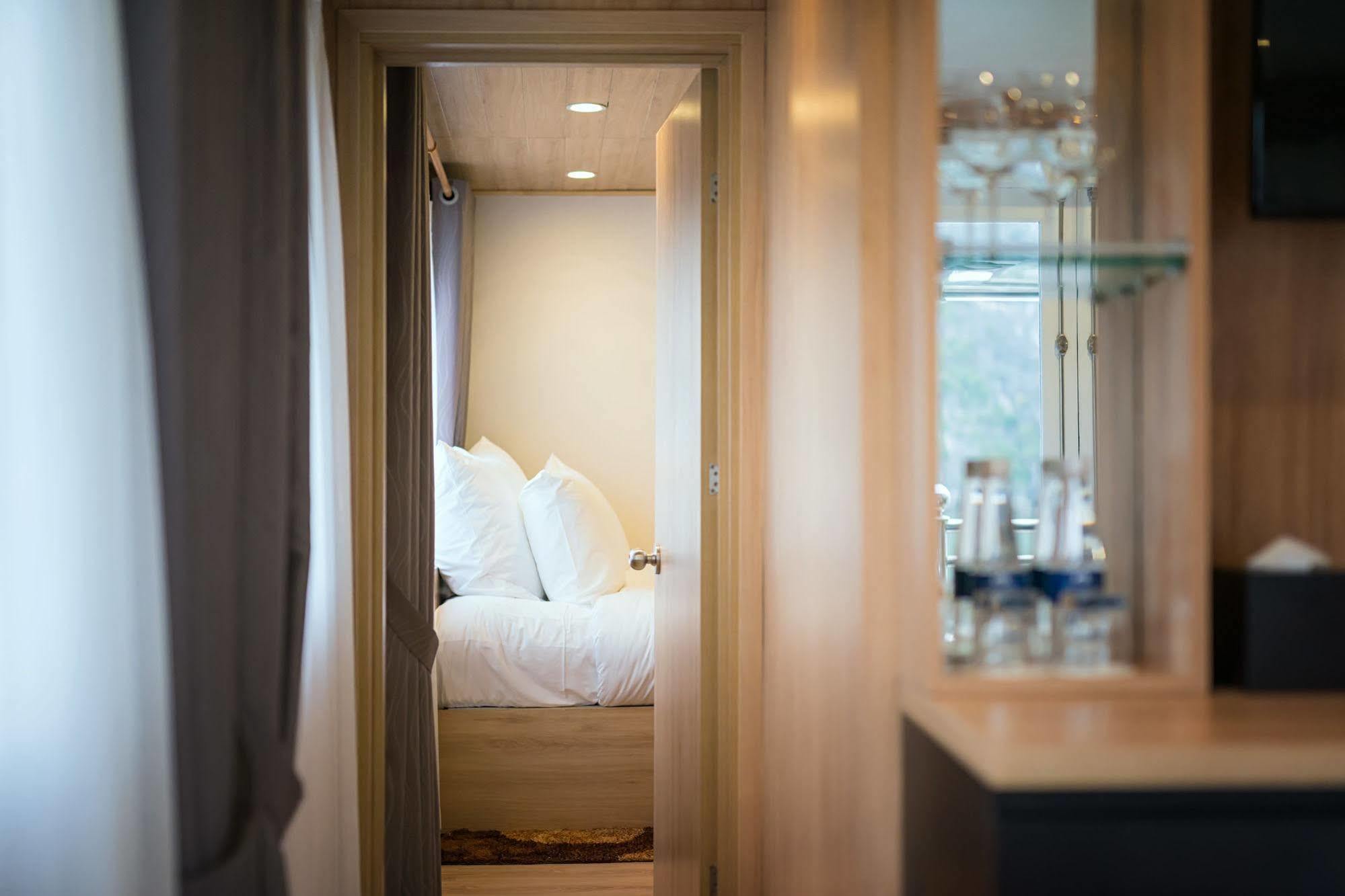 La Vela Premium Cruise - Managed By Paradise Cruises Ha Long Exteriér fotografie